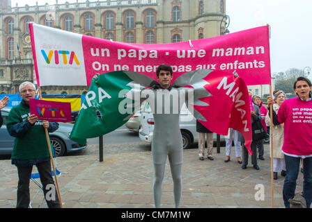 Paris, Frankreich. Eine Gruppe von 250 katholischen Traditionalisten Frankreichs, die Alliance VITA, protestierte gegen die Legalisierung von Gay Mar-riage. Homophobie, Street Dancer, Religion Homosexualität, französische Männer Stockfoto