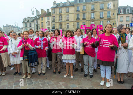 Paris, Frankreich. Eine Gruppe von 250 katholischen Traditionalisten Frankreichs, die Alliance VITA, protestierte gegen die Legalisierung von Gay Mar-riage. Frauenaktivistin, religiöse Versammlung, T-Shirts Stockfoto