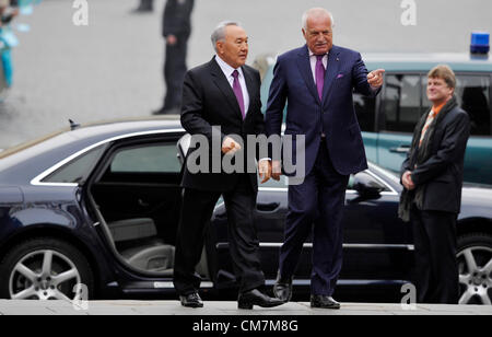 Prag, Tschechische Republik. 23. Oktober 2012. Tschechische Präsident Vaclav Klaus (zweiter von rechts) und sein kasachischer Amtskollege Nursultan Nazarbayev (links) werden bei ihrem Treffen auf der Prager Burg in Prag, Tschechische Republik, 23. Oktober 2012 gesehen. (CTK Foto/Vit Simanek) Stockfoto