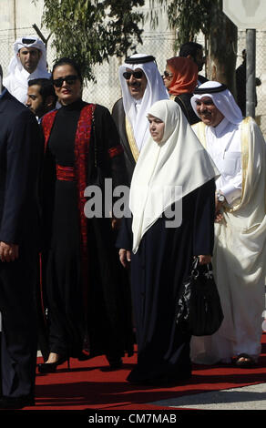 23. Oktober 2012 - Rafah, Gaza-Streifen, Palästinensische Autonomiegebiete - Katars First Lady Sheikha Mozah Bint Nasser al-Missned und Amal Hanija, die Ehefrau von Gazas Premierminister Ismail Haniyeh besuchen eine Begrüßung bei ihrer Ankunft am Grenzübergang Rafah zu Ägypten am 23. Oktober 2012 im Gaza-Streifen. Der Emir von Katar eingegeben den Gaza-Streifen am Dienstag für einen Besuch, die die Isolation der es brach islamistischen Herrscher, Hamas, aber enttäuscht Israel und Mainstream-palästinensischen Führer in der West Bank (Kredit-Bild: © Eyad Al Baba/APA Images/ZUMAPRESS.com) Stockfoto