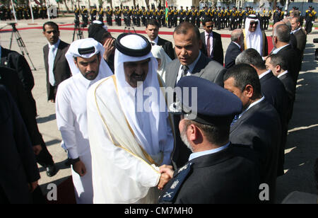 23. Oktober 2012 - Rafah, Gaza-Streifen - Qatari Emir Scheich HAMAD BIN KHALIFA AL-THANI palästinensischen Minister und Politiker nach seiner Ankunft am Grenzübergang Rafah zu Ägypten empfängt. Der Scheich ist das erste Staatsoberhaupt, Gaza zu besuchen, da die Hamas die Kontrolle übernahm. (Kredit-Bild: © Eyad Al Baba/APA-Images/ZUMAPRESS.com) Stockfoto