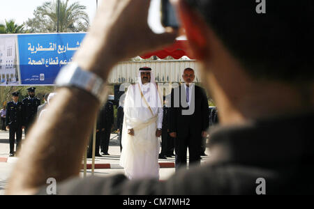 23. Oktober 2012 - Rafah, geht Gaza-Streifen - Hamas Prime Minister ISMAIL HANIYEH (R) mit dem Emir von Katar Sheikh HAMAD BIN KHALIFA AL-THANI während einer Willkommenszeremonie am Grenzübergang Rafah zu Ägypten. Der Scheich ist das erste Staatsoberhaupt, Gaza zu besuchen, da die Hamas die Kontrolle übernahm. (Kredit-Bild: © Eyad Al Baba/APA-Images/ZUMAPRESS.com) Stockfoto