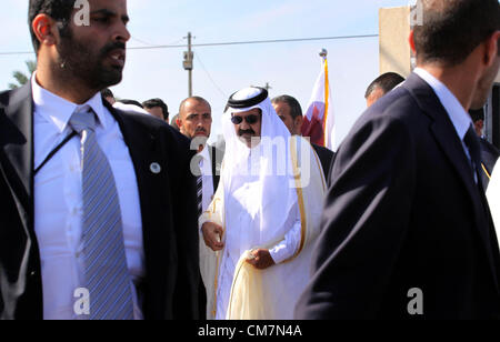 23. Oktober 2012 - Rafah, Gaza-Streifen - Qatari Emir Scheich HAMAD BIN KHALIFA AL-THANI palästinensischen Minister und Politiker nach seiner Ankunft am Grenzübergang Rafah zu Ägypten empfängt. Der Scheich ist das erste Staatsoberhaupt, Gaza zu besuchen, da die Hamas die Kontrolle übernahm. (Kredit-Bild: © Sameh Rahmi/APA-Images/ZUMAPRESS.com) Stockfoto