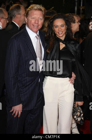 BORIS BECKER & LILLY KERSSENBERG SKYFALL. DIE königliche Welt PREMIERE LONDON ENGLAND UK 23. Oktober 2012 Stockfoto