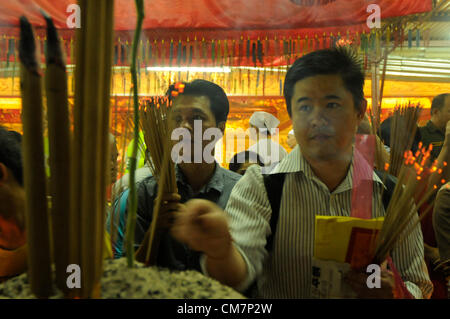 Malaysischen ethnischen brennen ein Räucherstäbchen auf den letzten Tag des Festivals neun Kaiser Götter in Kuala Lumpur, Malaysia, spät 23. Oktober 2012. Stockfoto