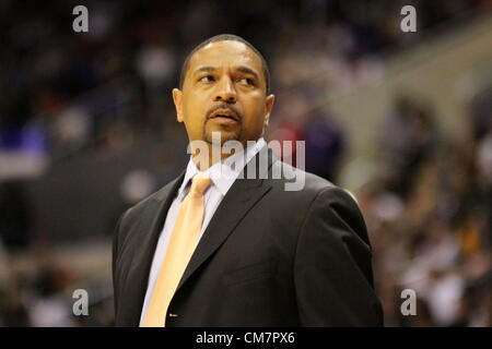 22. Oktober 2012 - Los Angeles, Kalifornien, USA - Krieger Sophomore Head Coach Mark Jackson starrt hinunter Ref als die Los Angeles Clippers besiegen die besuchenden Golden State Warriors 88-71 im Staples Center in Los Angeles Kalifornien auf Montag, 22. Oktober 2012.  BURT HARRIS/PI (Kredit-Bild: © Burt Harris/Prensa Internacional/ZUMAPRESS.com) Stockfoto