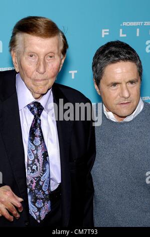 Los Angeles, USA. 23. Oktober 2012. Sumner Redstone, Brad Grey im Ankunftsbereich für Flug-Premiere, Arclight Hollywood, Los Angeles, CA 23. Oktober 2012. Foto von: Michael Germana/Everett Collection Stockfoto