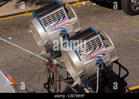 New York, USA. 22. Oktober 2012 zwei Cinemills 18/12 Kw Super Silver Bullet Scheinwerfer mit einem weißem Diffusor am Set eines Films gefilmt auf Wadsworth Avenue im Stadtteil Manhattan in New York City Inwood Stockfoto