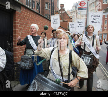 London, England, Vereinigtes Königreich. Mittwoch, 24. Oktober 2012. "Olympic Frauenrechtlerinnen", die bei der Eröffnungsfeier der Olympischen Spiele in Begleitung der "Pandemonium Trommler" durchgeführt versammelten sich in Deputaten Square, Frauen um ihre Abgeordneten für die Rechte der Frauen im Parlament lobby zu begleiten. Die Lobby wurde von UK Feminista organisiert. Bildnachweis: Nick Savage/Alamy Live News Stockfoto