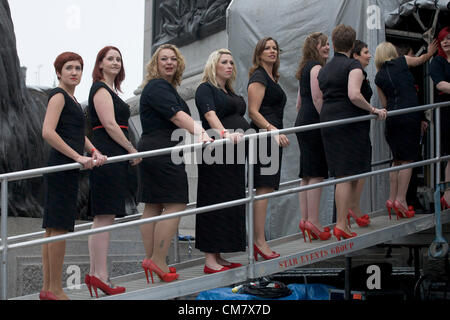 24. Oktober 2012. London UK. Military Wives Chor aus RAF Wattingsham in Suffolk sind eingeladen in kostenlos ein Konzert während der nationalen Launch der Royal British Legion Poppy Beschwerde am Trafalgar Square. Die Poppy Beschwerde soll 42 Millionen Pfund um Service Personal und deren Familien zu helfen. Der Chor wurde im Januar 2012 von Sally Wilkinson gegründet, als ihr Mann an den Operationen in Afghanistan Kredit war: Amer Ghazzal / Alamy Live News Stockfoto