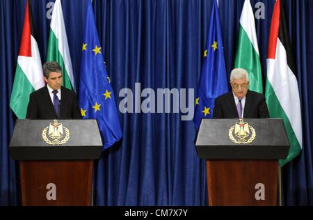 24. Oktober 2012 - Ramallah, Westjordanland, Palästina - palästinensischen Präsidenten Mahmud Abbas (R) und der bulgarische Präsident Rosen Plevneliev während einer gemeinsamen Pressekonferenz nach ihrem Treffen am 24. Oktober 2012 in der Westbank-Stadt Ramallah. Plevneliev befindet sich auf einem offiziellen Besuch in Israel und den palästinensischen Gebieten (Credit-Bild: © Thaer Ganaim/APA Images/ZUMAPRESS.com) Stockfoto