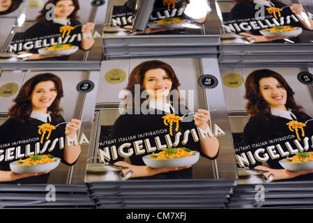 Brighton UK 24. Oktober 2012 - Fernseh-Starkoch Nigella Lawson war in Waterstones Brighton heute Abend Unterzeichnung Kopien von ihr neues Buch "Nigellissima", die ihr nehmen auf italienische Küche ist Stockfoto