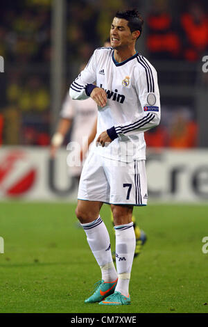 24.10.2012. Dortmund, Deutschland. Real Madrid Cristiano Ronaldo Gesten an die Fans nach dem Ausgleich Tor während der Fußball-Champions League-Gruppe D-match zwischen Borussia Dortmund und Real Madrid im BVB Stadion Dortmund in Dortmund, Deutschland. Stockfoto