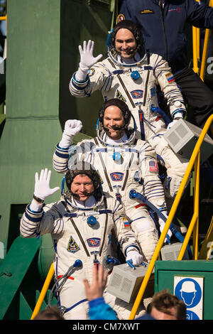 Expedition 33/34 Besatzungsmitglieder, Sojus-Kommandant Oleg Novitskiy unten, Flight Engineer Kevin Ford der NASA und Flugingenieur Jewgeni Tarelkin von Roskosmos, Top, Welle Abschied bevor Sie an Bord der Sojus-Rakete nur wenige Stunden vor ihrer Markteinführung auf der internationalen Raumstation ISS 23. Oktober 2012 in Baikonur, Kasachstan. Start einer Sojus-Rakete schicken Ford, Novitskiy und Tarelkin auf einer fünfmonatigen Mission an Bord der internationalen Raumstation ISS. Stockfoto