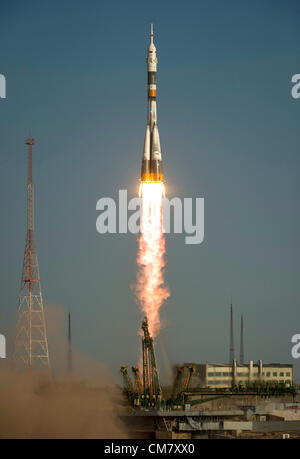 Die Sojus-Rakete mit Expedition 33/34 Crew Blasten aus zur internationalen Raumstation ISS 23. Oktober 2012 in Baikonur, Kasachstan. Besatzungsmitglieder, Sojus-Kommandant Oleg Novitskiy, Flight Engineer Kevin Ford der NASA und Flugingenieur Jewgeni Tarelkin von Roskosmos werden auf einer fünfmonatigen Mission an Bord der internationalen Raumstation ISS. Stockfoto