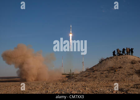 Die Sojus-Rakete mit Expedition 33/34 Crew Blasten aus zur internationalen Raumstation ISS 23. Oktober 2012 in Baikonur, Kasachstan. Besatzungsmitglieder, Sojus-Kommandant Oleg Novitskiy, Flight Engineer Kevin Ford der NASA und Flugingenieur Jewgeni Tarelkin von Roskosmos werden auf einer fünfmonatigen Mission an Bord der internationalen Raumstation ISS. Stockfoto