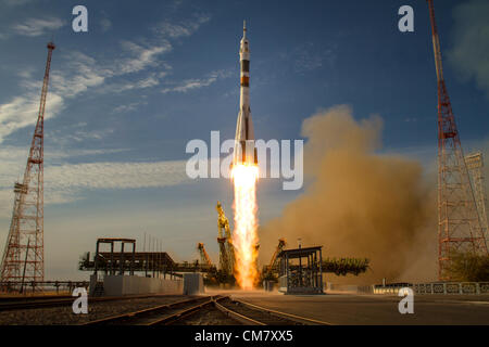 Die Sojus-Rakete mit Expedition 33/34 Crew Blasten aus zur internationalen Raumstation ISS 23. Oktober 2012 in Baikonur, Kasachstan. Besatzungsmitglieder, Sojus-Kommandant Oleg Novitskiy, Flight Engineer Kevin Ford der NASA und Flugingenieur Jewgeni Tarelkin von Roskosmos werden auf einer fünfmonatigen Mission an Bord der internationalen Raumstation ISS. Stockfoto