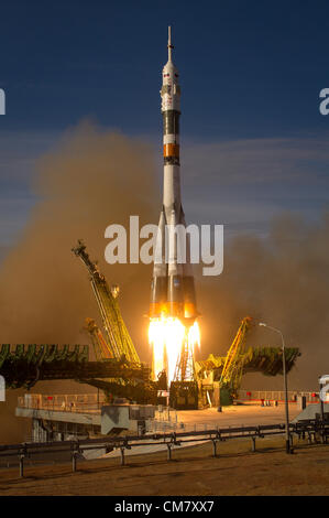 Die Sojus-Rakete mit Expedition 33/34 Crew Blasten aus zur internationalen Raumstation ISS 23. Oktober 2012 in Baikonur, Kasachstan. Besatzungsmitglieder, Sojus-Kommandant Oleg Novitskiy, Flight Engineer Kevin Ford der NASA und Flugingenieur Jewgeni Tarelkin von Roskosmos werden auf einer fünfmonatigen Mission an Bord der internationalen Raumstation ISS. Stockfoto