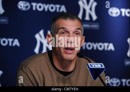 24. Oktober 2012 - Bronx, New York, USA - New York Yankees-Manager JOE GIRARDI bespricht die Yankees Saison auf einer Pressekonferenz im Yankee Stadium in der Bronx, 24. Oktober 2012. (Bild Kredit: Bryan Smith/ZUMAPRESS.com ©) Stockfoto