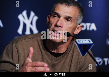 24. Oktober 2012 - Bronx, New York, USA - New York Yankees-Manager JOE GIRARDI bespricht die Yankees Saison auf einer Pressekonferenz im Yankee Stadium in der Bronx, 24. Oktober 2012. (Bild Kredit: Bryan Smith/ZUMAPRESS.com ©) Stockfoto