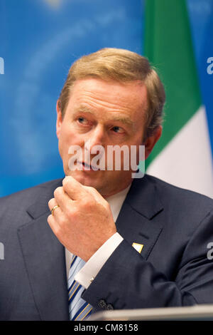 25.10.2012 - Tage, nachdem Angela Merkel vereinbart, Irlands "Sonderfall" Bankschulden, Taoiseach Enda Kenny erneut schon angekündigten Gewinner der Auszeichnung "European of the Year".  Mr. Kenny werden nächsten Monat gehostet von deutscher Magazine Publishers Association (VDZ) mit der "goldenen Victoria" bei einem Festakt in Berlin vorgestellt. Der Verein sagte die Auszeichnung gestern angekündigt, als Anerkennung für Herrn Kenny "starken Beitrag zu Europa" und Engagement für europäische ideale als Ministerpräsident und während seiner vielen Jahre im öffentlichen Leben. Stockfoto