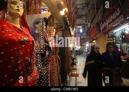 25. Oktober 2012 - Kashmiri muslimische Mädchen gehen vorbei an der Maniqueens auf einem Markt vor der kommenden muslimischen Festival von Eid al-Adha in Srinagar, der Sommerhauptstadt des indischen Kaschmir auf 24.10.2012., Moslems in Kaschmir feiert Eid am 27. Oktober. Foto/Altaf Zargar/Zuma Press (Kredit-Bild: © Altaf Zargar/ZUMAPRESS.com) Stockfoto