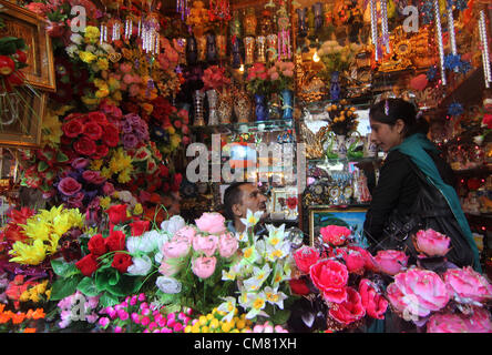 25. Oktober 2012 - ein Kashmiri muslimisches Mädchen kauft Blumen aus einem Blumenladen in einem Markt vor der kommenden muslimischen Festival von Eid al-Adha in Srinagar, der Sommerhauptstadt des indischen Kaschmir auf 24.10.2012., Moslems in Kaschmir feiert Eid am 27. Oktober. Foto/Altaf Zargar/Zuma Press (Kredit-Bild: © Altaf Zargar/ZUMAPRESS.com) Stockfoto