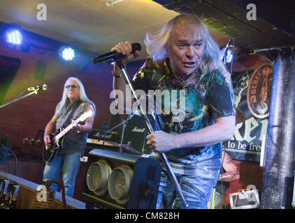 21. Oktober 2012 - Kiew, Ukraine - Oktober 21,2012. Kiew, Ukraine. Im Bild: legendäre britische Rockband Uriah Heep in Kiew durchführen. l-R: Mitglieder der Band - Mick Box und Bernie Shaw. (Kredit-Bild: © PhotoXpress/ZUMAPRESS.com) Stockfoto