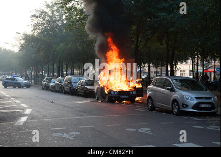 PARIS, Frankreich, 25. Oktober 2012. Am frühen Abend Auto Feuer in der Nähe der Place De Clichy, Paris, Frankreich. Stockfoto