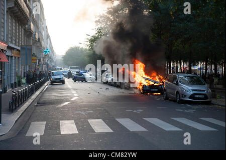 PARIS, Frankreich, 25. Oktober 2012. Am frühen Abend Auto Feuer in der Nähe der Place De Clichy, Paris, Frankreich. Stockfoto