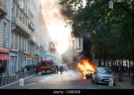 PARIS, Frankreich, 25. Oktober 2012. Am frühen Abend Auto Feuer in der Nähe der Place De Clichy, Paris, Frankreich. Stockfoto