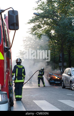 PARIS, Frankreich, 25. Oktober 2012. Am frühen Abend Auto Feuer in der Nähe der Place De Clichy, Paris, Frankreich. Stockfoto