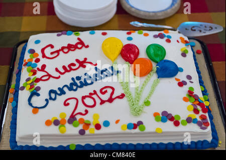 23. Oktober 2012 - Merrick, New York, USA - gute Glück Kandidaten 2012 Kuchen im Süden Merrick Bürgervereinigung und Norden und zentralen Merrick Civic Association 4. jährlichen Treffen der Kandidat Nacht von Bürgervereinigungen der Merrick, mit vielen in der Umgebung in neuen Kongress- und Montage Bezirken statt. Nach jeder Anwärter für Senat Congress, New York, Montage und Gerichte sprach zum Publikum konnten Community-Mitglieder zusätzliche Fragen in der Lobby stellen. Stockfoto