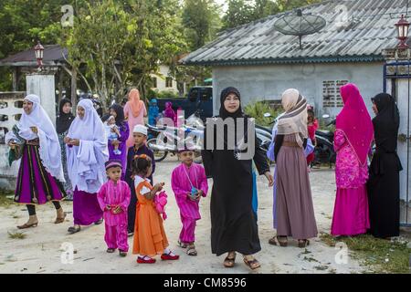 26. Oktober 2012 - Fuß Pulasaiz, Narathiwat, Thailand - Frauen und Kinder in Moschee für Eid al-Adha-Services in der Villiage Pulasaiz, in der Provinz Narathiwat, Thailand. Eid al-Adha, auch genannt das Opferfest ist ein wichtiger religiöser Feiertag von Moslems weltweit, die Bereitschaft des Propheten Ibrahim (Abraham), seinen erstgeborenen Sohn Ismael als einen Akt der Hingabe zu Gott und seinem Sohn Akzeptanz des Opfers zu opfern, bevor Gott zu Abraham intervenierte mit einem Ram, stattdessen Opfern zu Ehren gefeiert. © ZUMA Press, Inc. / Alamy Stockfoto