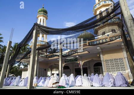 26. Oktober 2012 - Pulasaiz, Narathiwat, Thailand - Frauen am Eid al-Adha-Services in der Moschee in der Villiage Pulasaiz, in der Provinz Narathiwat, Thailand. Eid al-Adha, auch genannt das Opferfest ist ein wichtiger religiöser Feiertag von Moslems weltweit, die Bereitschaft des Propheten Ibrahim (Abraham), seinen erstgeborenen Sohn Ismael als einen Akt der Hingabe zu Gott und seinem Sohn Akzeptanz des Opfers zu opfern, bevor Gott zu Abraham intervenierte mit einem Ram, stattdessen Opfern zu Ehren gefeiert. © ZUMA Press, Inc. / Alamy Stockfoto