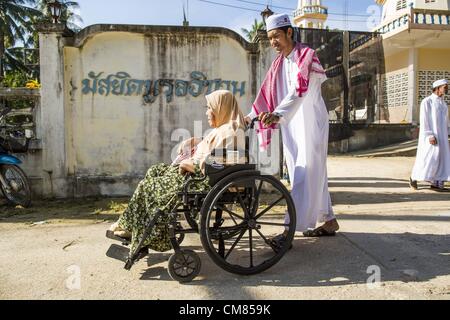 26. Oktober 2012 - Pulasaiz, Narathiwat, Thailand - verlassen ein Mann und seine Mutter die Moschee nach dem Eid al-Adha-Services in der Villiage Pulasaiz, in der Provinz Narathiwat, Thailand. Eid al-Adha, auch genannt das Opferfest ist ein wichtiger religiöser Feiertag von Moslems weltweit, die Bereitschaft des Propheten Ibrahim (Abraham), seinen erstgeborenen Sohn Ismael als einen Akt der Hingabe zu Gott und seinem Sohn Akzeptanz des Opfers zu opfern, bevor Gott zu Abraham intervenierte mit einem Ram, stattdessen Opfern zu Ehren gefeiert. © ZUMA Press, Inc. / Alamy Stockfoto