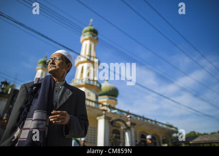 26. Oktober 2012 - Pulasaiz, Narathiwat, Thailand - Männer verlassen die Moschee, nachdem Eid al-Adha-in der Villiage Pulasaiz, in der Provinz Narathiwat, Thailand Dienstleistungen. Eid al-Adha, auch genannt das Opferfest ist ein wichtiger religiöser Feiertag von Moslems weltweit, die Bereitschaft des Propheten Ibrahim (Abraham), seinen erstgeborenen Sohn Ismael als einen Akt der Hingabe zu Gott und seinem Sohn Akzeptanz des Opfers zu opfern, bevor Gott zu Abraham intervenierte mit einem Ram, stattdessen Opfern zu Ehren gefeiert. © ZUMA Press, Inc. / Alamy Stockfoto