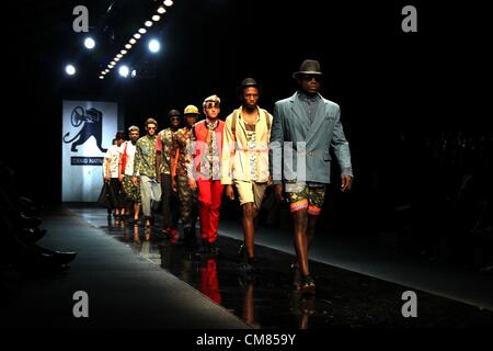 JOHANNESBURG, Südafrika – Oktober 25: Männlich Modelle präsentieren Entwürfe von Craig Native während der Mercedes-Benz Fashion Week Afrika 2012 im Melrose Arch am 25. Oktober 2012 in Johannesburg, Südafrika statt. Die Fashionweek sind vom 24.-28. Oktober 2012 statt. (Foto von Gallo Images / Zeit / Moeletsi Mabe) Stockfoto