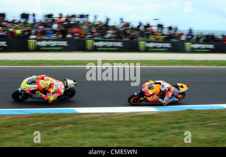 26.10.2012 Phillip Island, Melbourne, Australia.Casey Stoner Reiten seine Honda RC213V für team Repsol Honda AndValentino Rossi Reiten seine Ducati GP12 für Team Ducati Marlboro während der Praxis Runden der Luft Asien australische Moto GP auf Phillip Island Circuit. Stockfoto