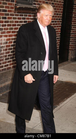 25. Oktober 2012 statt - New York, New York, USA - DONALD TRUMP bei seinem erscheinen am "The Late Show With David Letterman" in der Ed Sullivan Theater. (Bild Kredit: Nancy Kaszerman/ZUMAPRESS.com ©) Stockfoto