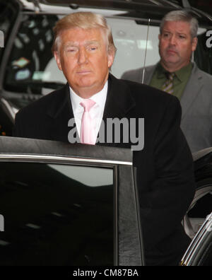 25. Oktober 2012 statt - New York, New York, USA - DONALD TRUMP bei seinem erscheinen am "The Late Show With David Letterman" in der Ed Sullivan Theater. (Bild Kredit: Nancy Kaszerman/ZUMAPRESS.com ©) Stockfoto