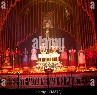"Desvestidas Y Alborotadoras" Ofrenda - Altar bietet für den Tag der Toten Universität Claustro de Sor Juana in Mexiko-Stadt DF Stockfoto