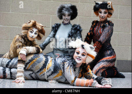 London, UK - 26. Oktober 2012: eine Gruppe in Ciostumes Posen während der Comic-Con 2012 - MCM Expo - Excel wo Buch-Fans, Videospiel-Liebhaber, Anime-Anhänger, Träger Cosplay versammeln sich jedes Jahr Stockfoto