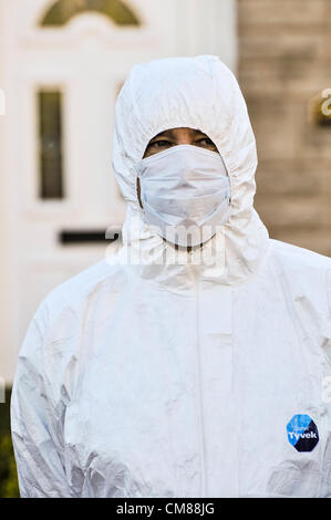 Szene des Verbrechens Officer untersucht Tatort eines Mordes Stockfoto