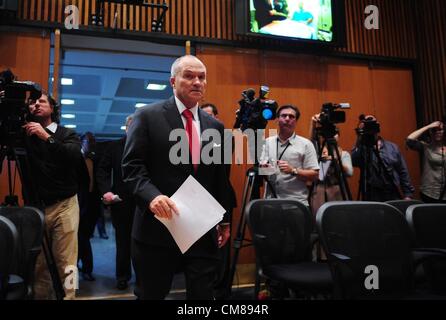 30. Januar 2007 kommt - Manhattan, New York, USA - Polizeichef RAYMOND KELLY an die Medien auf einer Pressekonferenz im Polizei-Plaza, 26. Oktober 2012 sprechen. (Bild Kredit: Bryan Smith/ZUMAPRESS.com ©) Stockfoto