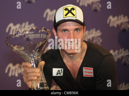 26.10.2012. Sölden, Österreich. Marcel HIRSCHER (AUT) erhält die Skieur d ' or Trophy 2012 vor der FIS Alpine Ski World Cup Sölden, Österreich 2012-2013 Stockfoto