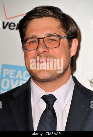 Rich Sommer im Ankunftsbereich für Frieden über Gewalt: humanitäre Awards Dinner, The Beverly Hills Hotel, Beverly Hills, CA 26. Oktober 2012. Foto von: Dee Cercone/Everett Collection Stockfoto