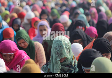 27. Oktober 2012 - Kashmiri muslimische Frauen beten während der Eid al-Adha-Feierlichkeiten in Srinagar, beobachten die Sommerhauptstadt der indischen Kaschmir am 27.10.2012 Muslime weltweit das dreitägige Eid Festival, während, das sie zulässige Tiere - in der Regel Rams, Ziegen, Schafe, Kühe und Kamele - zum Gedenken an den Propheten Abraham (Ibrahim) Bereitschaft, seinen Sohn zu opfern, als Zeichen seines Gehorsams gegenüber God.Photo/Altaf Zargar/Zuma Press (Credit Bild Opfern : © Altaf Zargar/ZUMAPRESS.com) Stockfoto