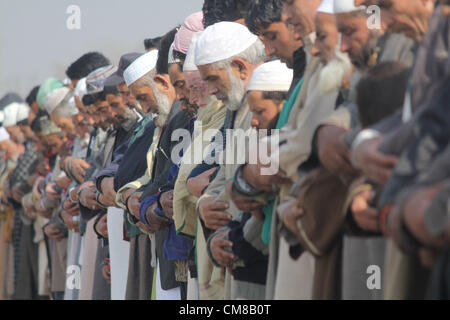 27. Oktober 2012 - kaschmirische Muslime beten während der Eid al-Adha-Feierlichkeiten in Srinagar, beobachten die Sommerhauptstadt der indischen Kaschmir am 27.10.2012 Muslime weltweit das dreitägige Eid Festival, während, das sie zulässige Tiere - in der Regel Rams, Ziegen, Schafe, Kühe und Kamele - zum Gedenken an den Propheten Abraham (Ibrahim) Bereitschaft, seinen Sohn zu opfern, als Zeichen seines Gehorsams gegenüber God.Photo/Altaf Zargar/Zuma Press (Credit Bild Opfern : © Altaf Zargar/ZUMAPRESS.com) Stockfoto