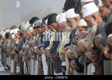 27. Oktober 2012 - kaschmirische Muslime beten während der Eid al-Adha-Feierlichkeiten in Srinagar, beobachten die Sommerhauptstadt der indischen Kaschmir am 27.10.2012 Muslime weltweit das dreitägige Eid Festival, während, das sie zulässige Tiere - in der Regel Rams, Ziegen, Schafe, Kühe und Kamele - zum Gedenken an den Propheten Abraham (Ibrahim) Bereitschaft, seinen Sohn zu opfern, als Zeichen seines Gehorsams gegenüber God.Photo/Altaf Zargar/Zuma Press (Credit Bild Opfern : © Altaf Zargar/ZUMAPRESS.com) Stockfoto